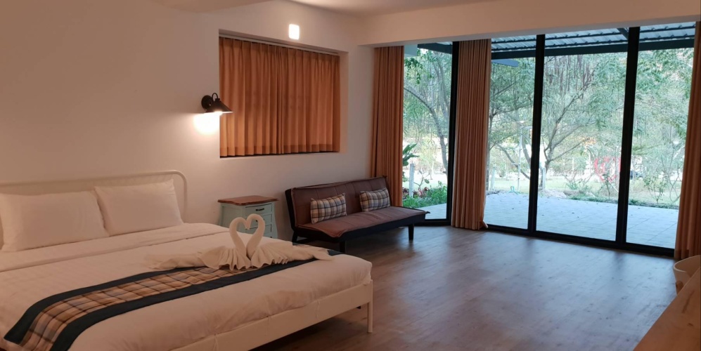 Standard room with pool view