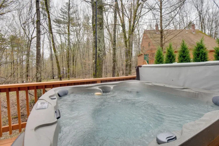 North Conway Townhome w/ Private Hot Tub & Deck!