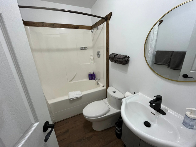 Arctic Divide Inn & Motel