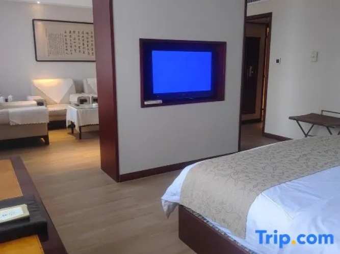Suite with mountain view