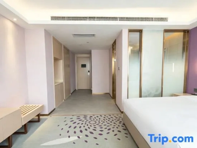 Deluxe Double Suite with street view