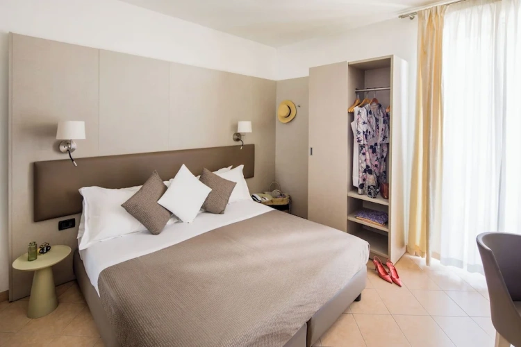 Superior Double room with balcony and with partial sea view