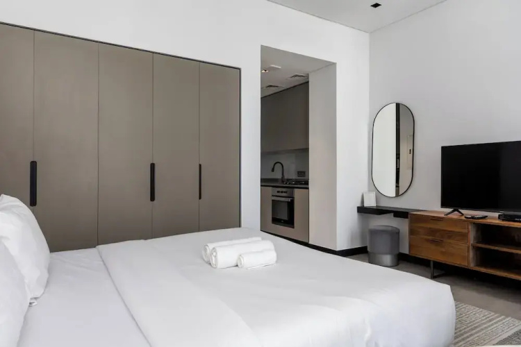 Waves - Stylish 13th-Floor Studio with Top-Notch Amenities