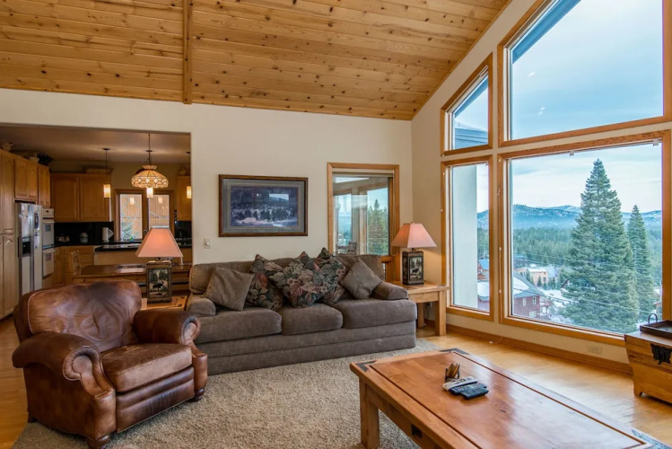 Charming Tahoe Donner Chalet by RedAwning