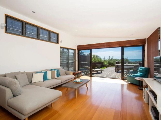 Illaroo I Absolute Waterfront with Spa