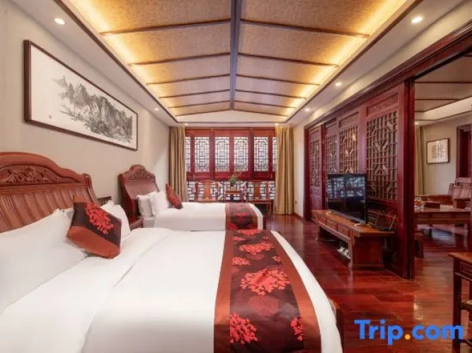 2 Bedrooms Family Suite with courtyard view