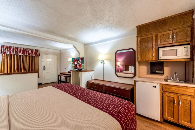 Red Roof Inn & Suites Clinton, TN
