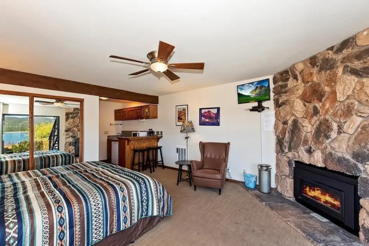 055 - Lakefront Ski Getaway