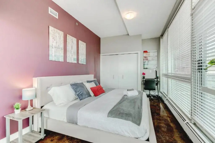 Upscale 2BR Condo - King Bed - Stunning City Views