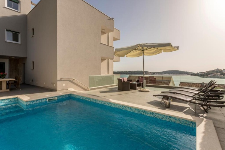 3 Bedrooms Apartment