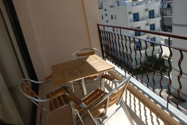 Nikos Hotel and Apartments