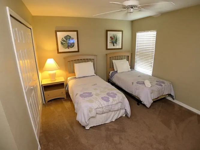 5 BED Pool Home ON Golf Course