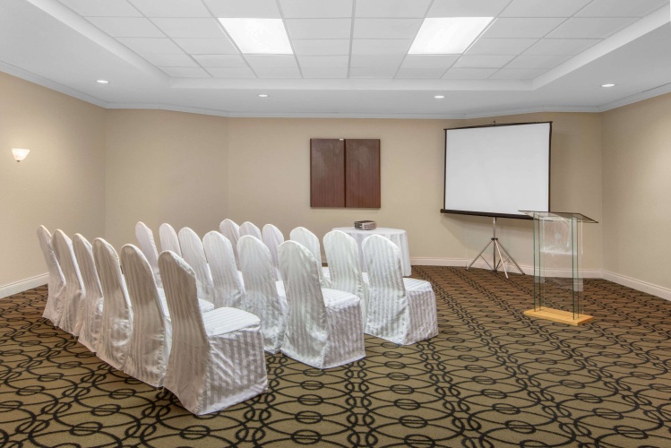 Ramada Plaza by Wyndham Niagara Falls photo 21