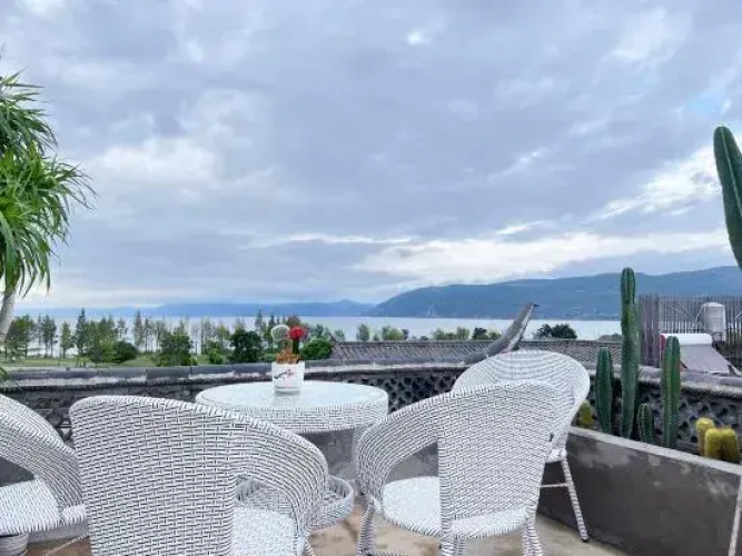 On the wind and cloud inn