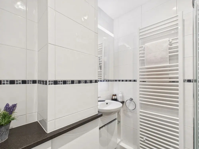 2-bed Central Apartment- Free Private Parking
