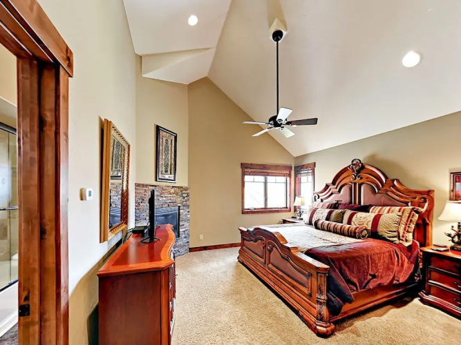 Elegant Townhome with Hot Tub by RedAwning