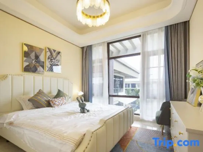 2 Bedrooms Family Suite with pool view