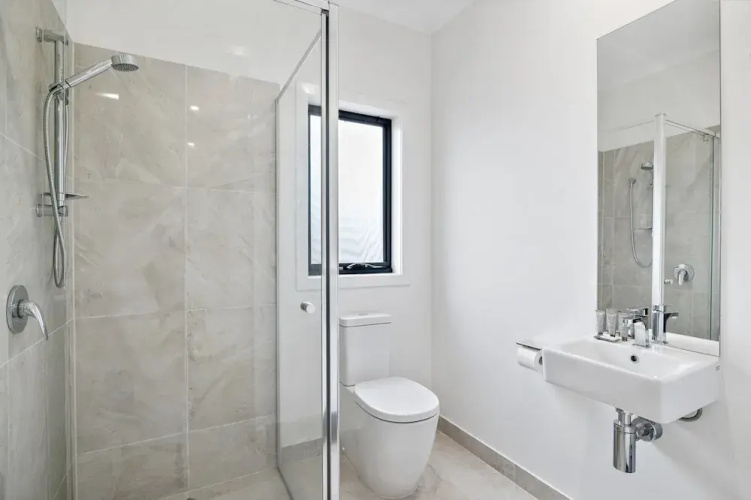 Spacious 5-bed Home in Peaceful Point Cook