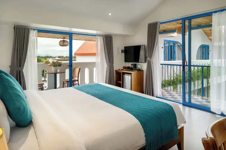 Deluxe Double room with balcony and with partial ocean view