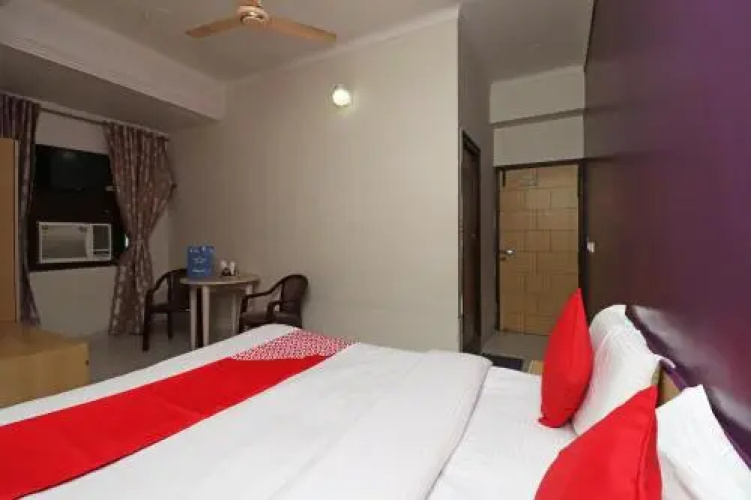 OYO 28457 Hotel Shera