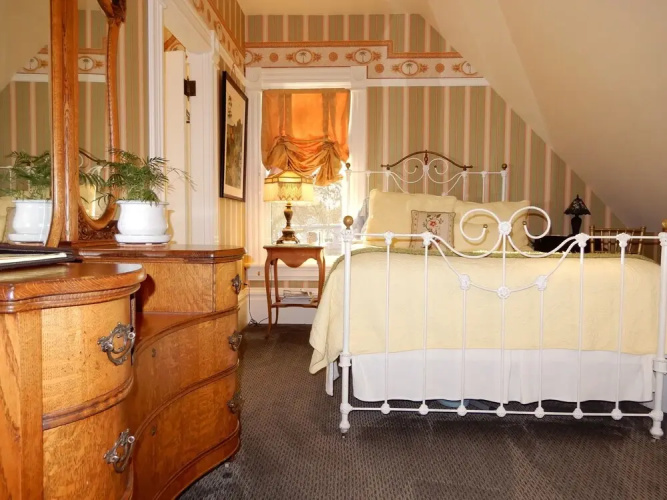 C'est La Vie Inn