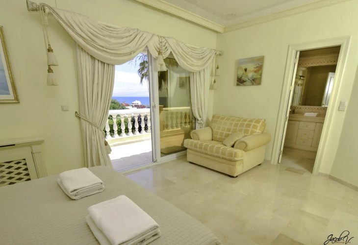 20001 - Exquisite Villa 50M To Beach