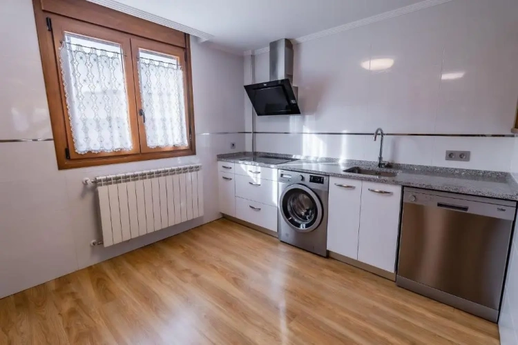 4 Bedrooms Cottage