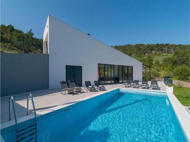 4 Bedrooms Villa