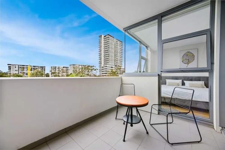Modern Apartment Next to Largest Shopping Centre
