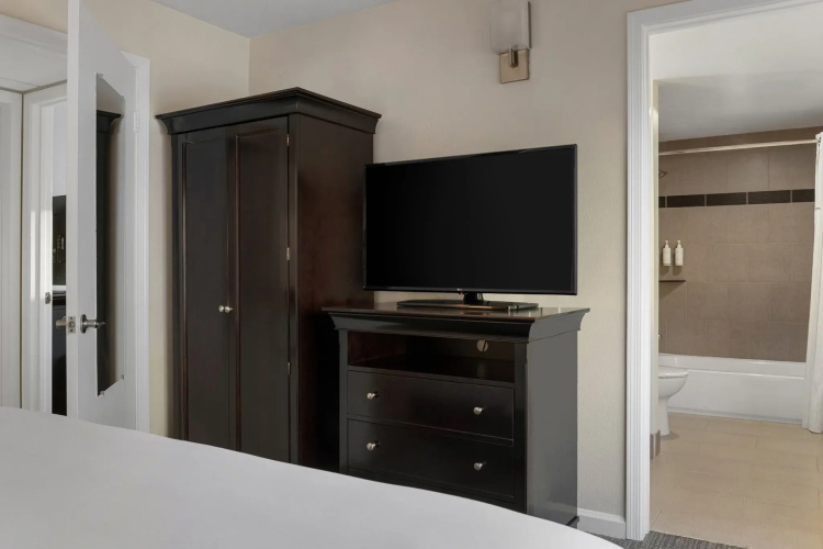 Peacock Suites