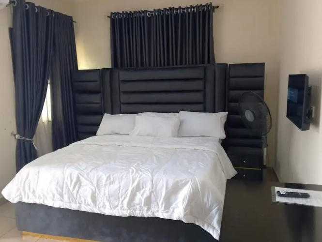 2 Bed - Sleeps 4 - Aircon - Free Parking