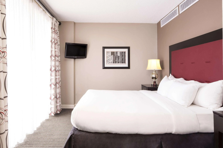 DoubleTree by Hilton Raleigh Brownstone University