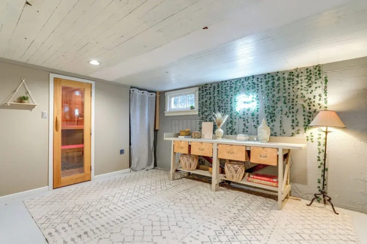 Quaint Studio w/ Sauna: 5 Mi to Space Needle