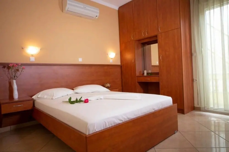 Beach Flat With Garden, Jacuzzi, BBQ