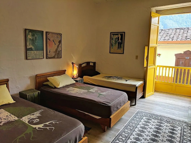 La Casa Amarilla