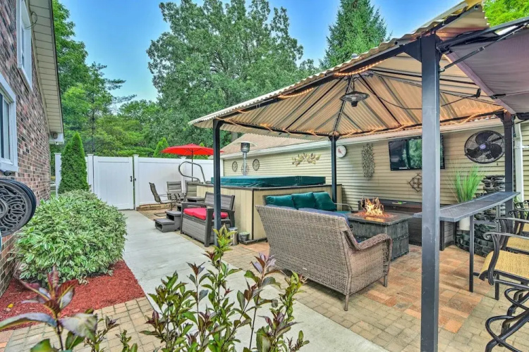 Pet-friendly Taylor Home w/ Backyard Oasis!