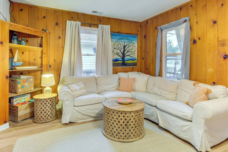 Cozy Cottage Just 2 Blocks From the River!
