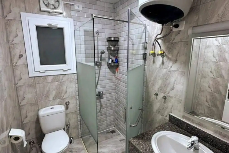 2 Bed Flat - Sleeps 6 - Pool - Parking - Wifi