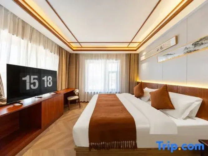 6 Bedrooms Villa