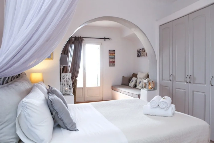 6 Bedrooms Villa