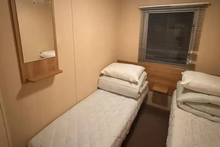 2 Bed Caravan - Sleeps 6 - Pet Friendly, Parking