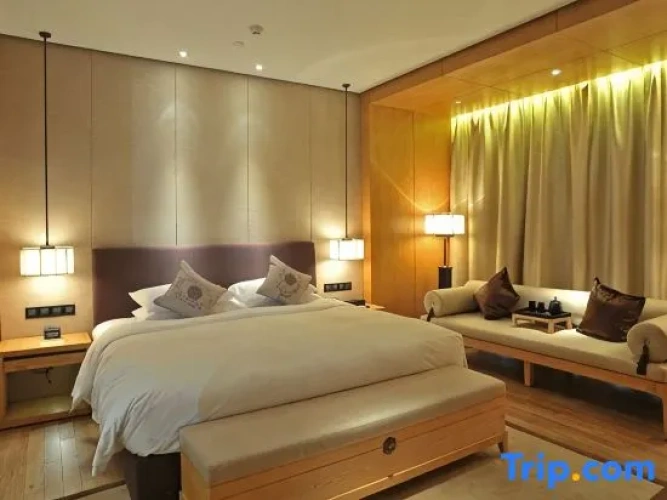 Deluxe Suite with lake view
