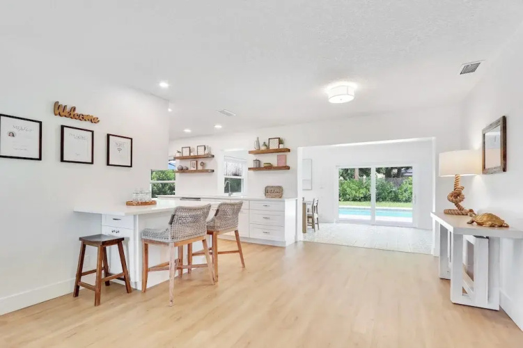 Private Pool + Bar: Palm Beach Gardens Getaway
