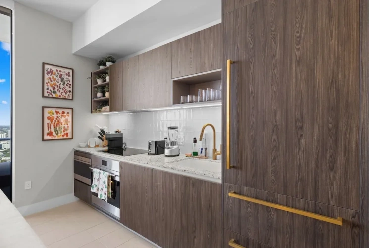 2 Bedrooms Luxury Apartment with balcony and with city view