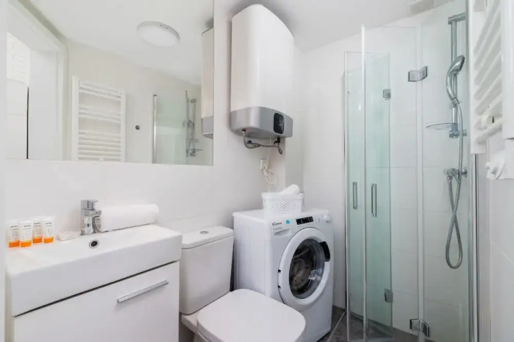 Cracow Solna Studio by Renters