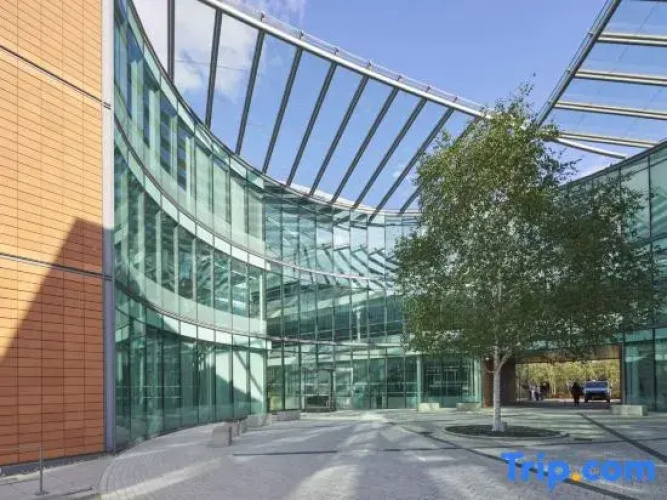 Studios in Central Bracknell, 30mins from London