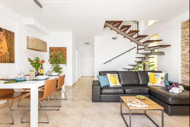 Beachfront triplex with swimming pool parking