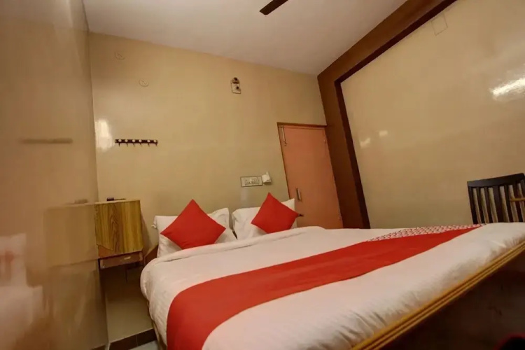 Hotel Viknesh by OYO Rooms