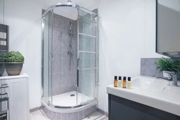 Spacious Apartment for 6, Ideally Located!