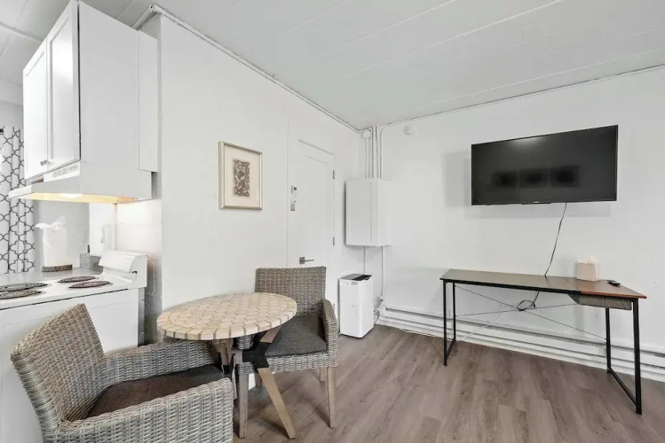 Chic City Retreat 93H